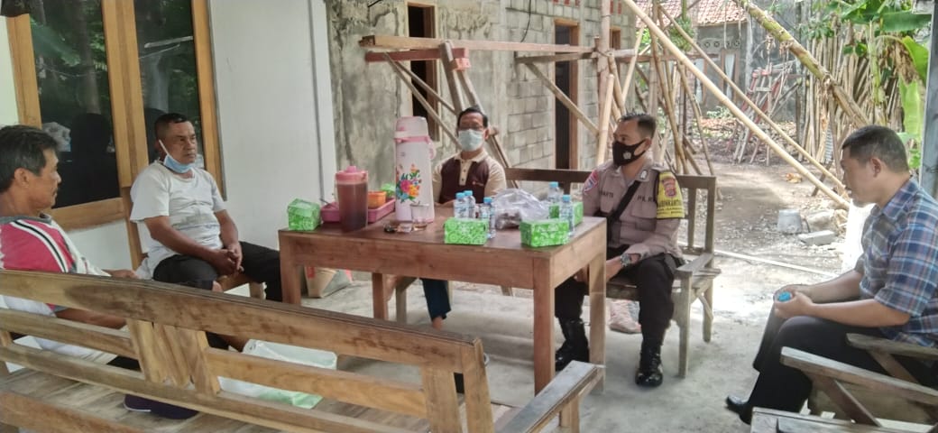 Silaturahmi Bhabinkamtibmas ke rumah warga